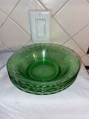Like new Vintage Pyrex Festiva Green bowls usa set of 4
